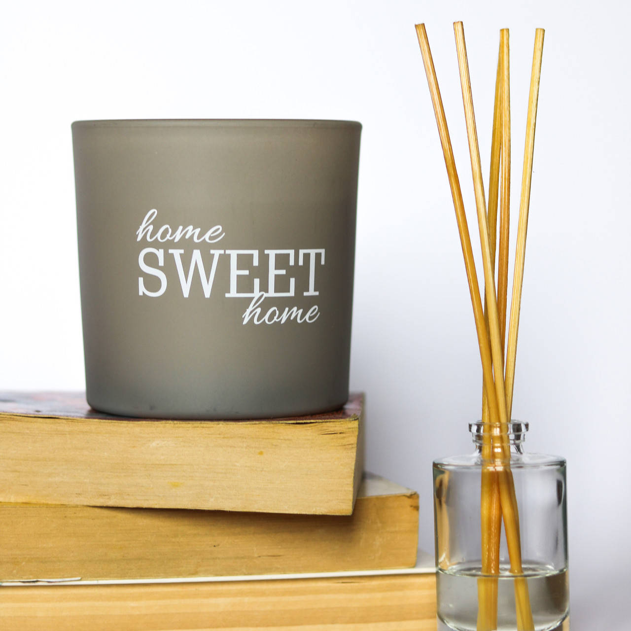 

Свеча ароматическая в сером матовом стекле с надписью для дома Bispol два фитиля