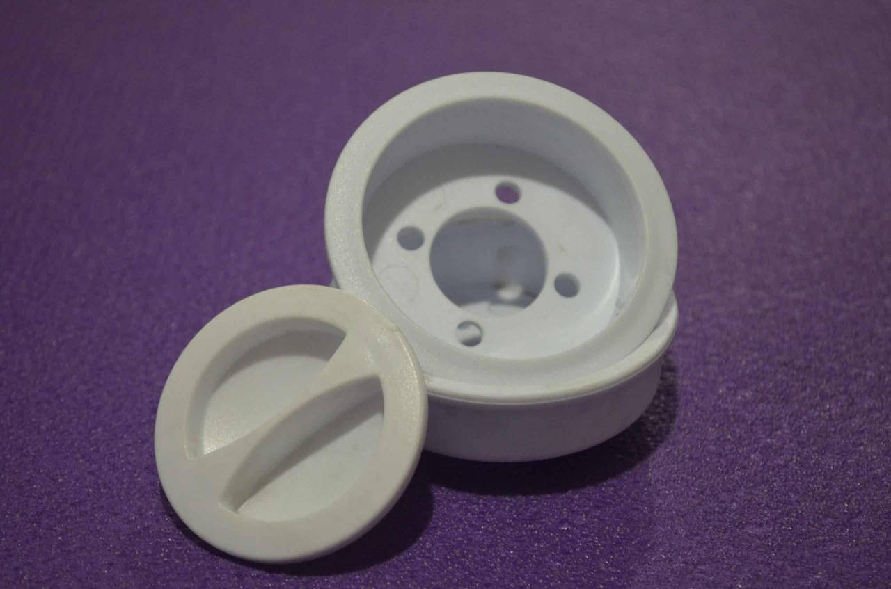 

Кришка з контр кришкою до ВЗУ (в бампер) _біла