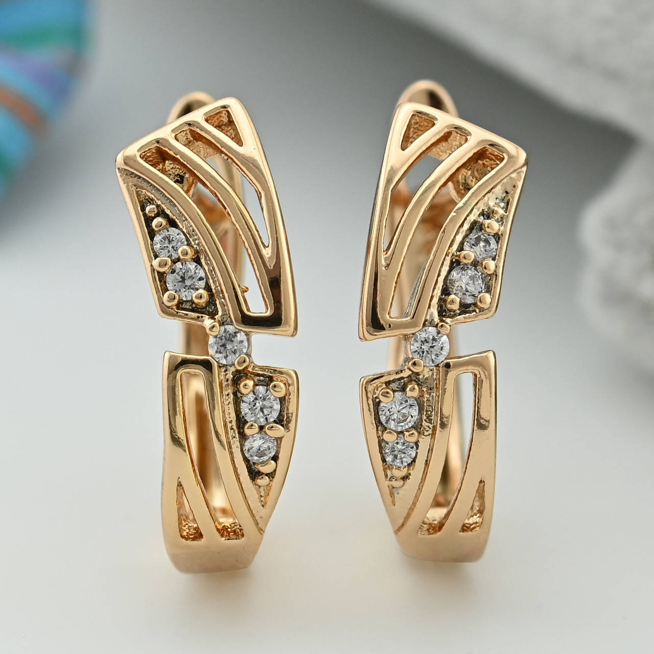 

Серьги Xuping 35131 размер 15х5 мм белые фианиты вес 2.1 г позолота 18К