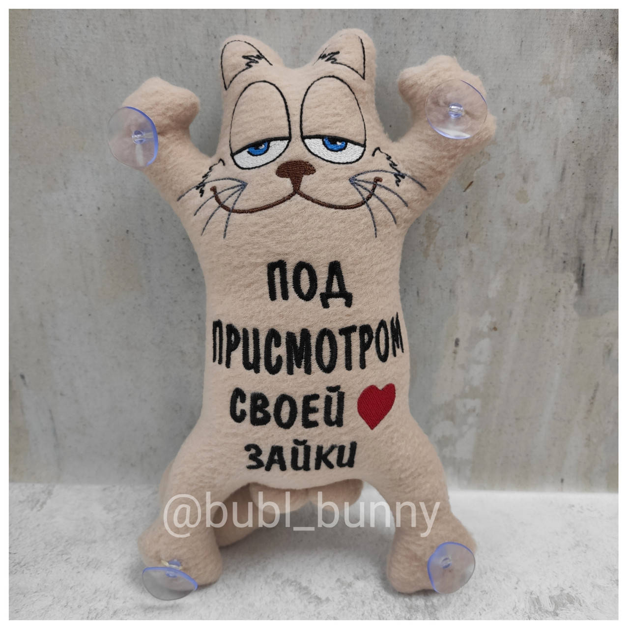 

Мягкая игрушка кот Гарфилд в авто на присосках "Под присмотром своей зайки"