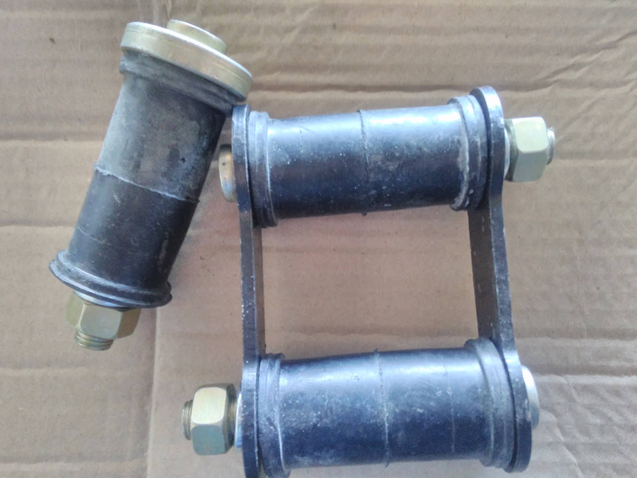 

СЕРЬГИ РЕССОРЫ с ВТУЛКАМИ ГАЗ 24, 31032, 3110, 31105, ВОЛГА , НА ОДНУ РЕССОРУ