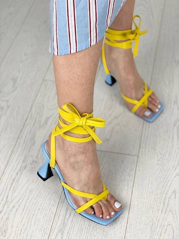 

Босоножки женские кожаные голубые с желтыми вставками на завязках
