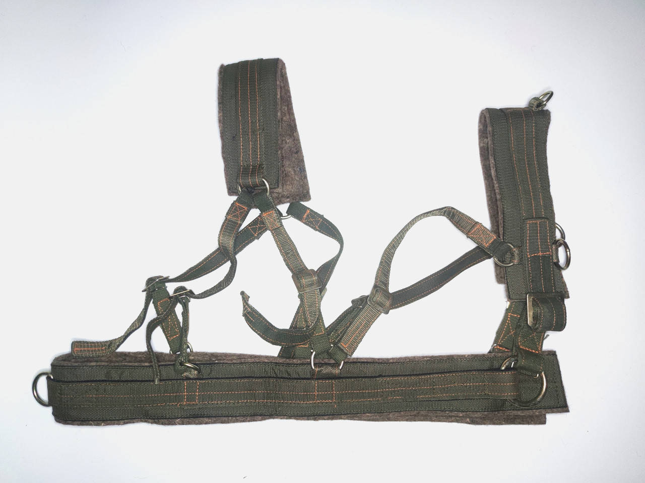 

Упряжь конская войлочная западного типа.