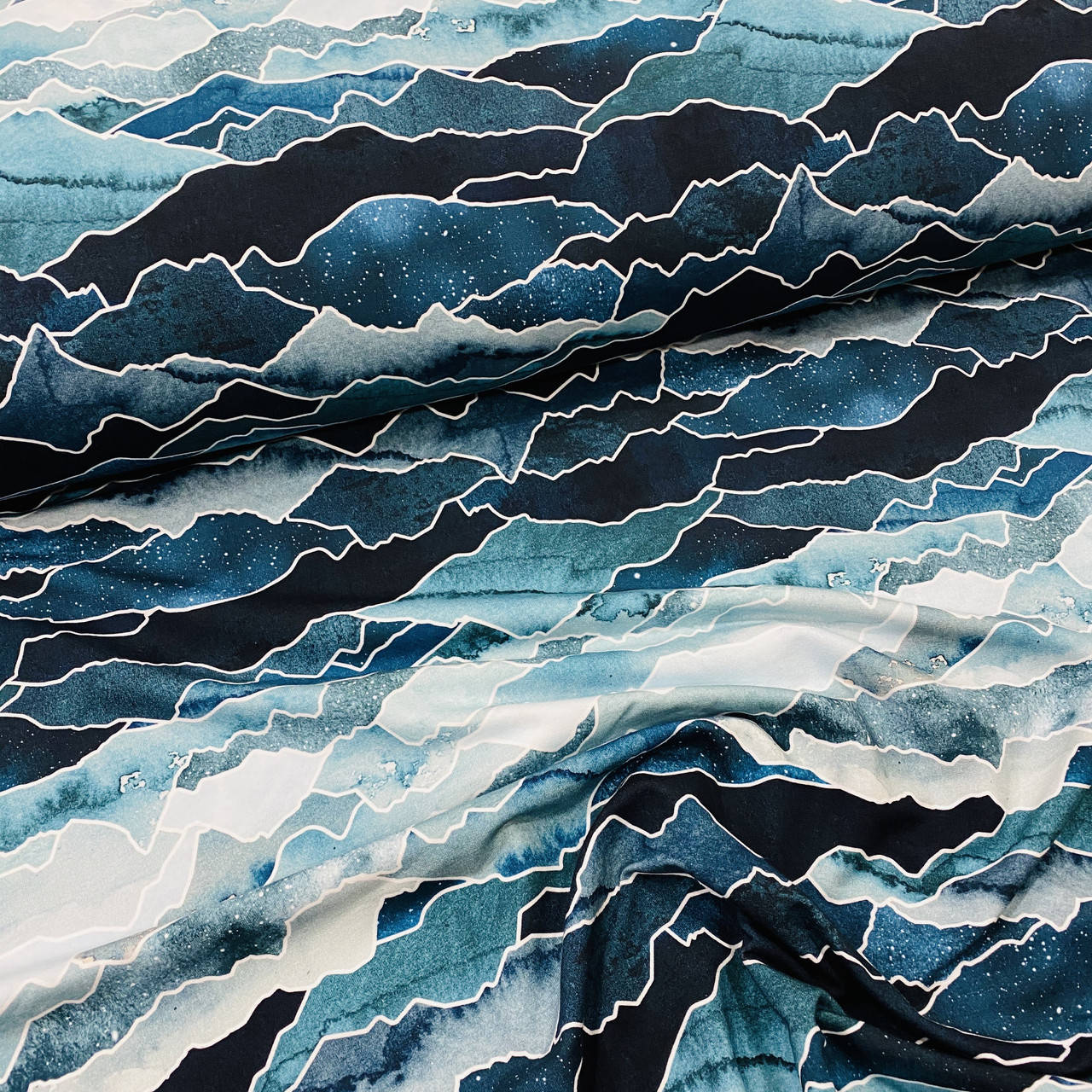 

Двухнитка с эластаном Горы абстракция Состав 95% хлопок и 5% эластана для свитшотов штанов лосин платьев юбок, Разные цвета