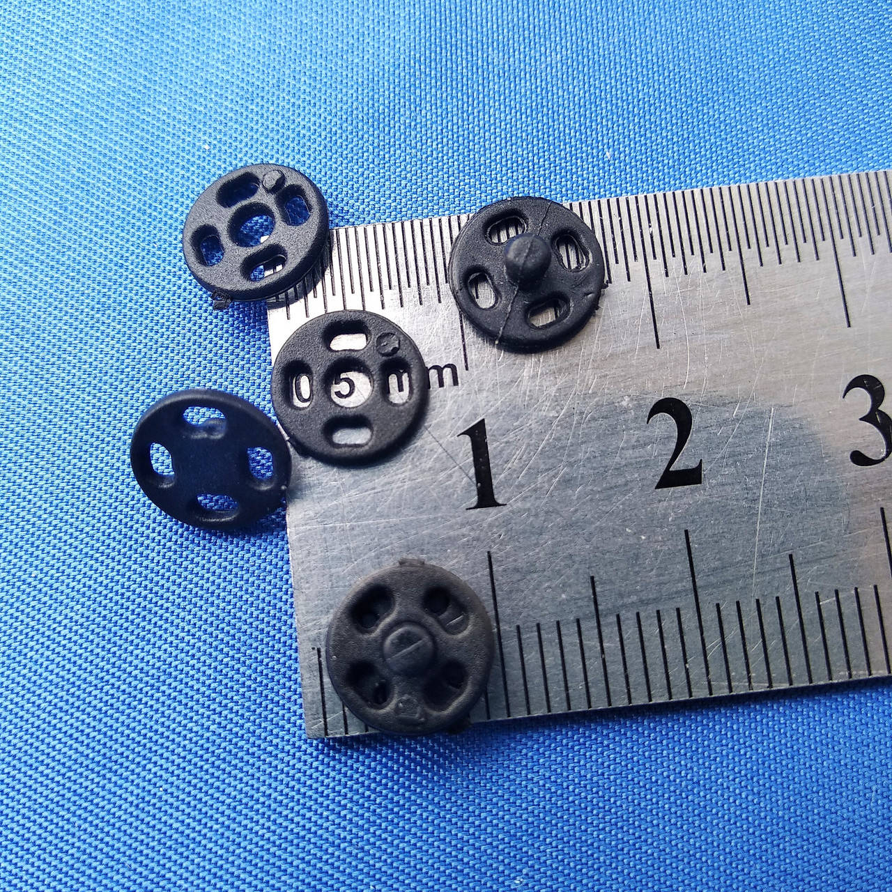 

Кнопка пришивна пластикова чорна, 0,8 см, Черный