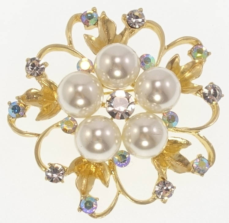 

Брошь "Цветок с жемчугом и стразами"