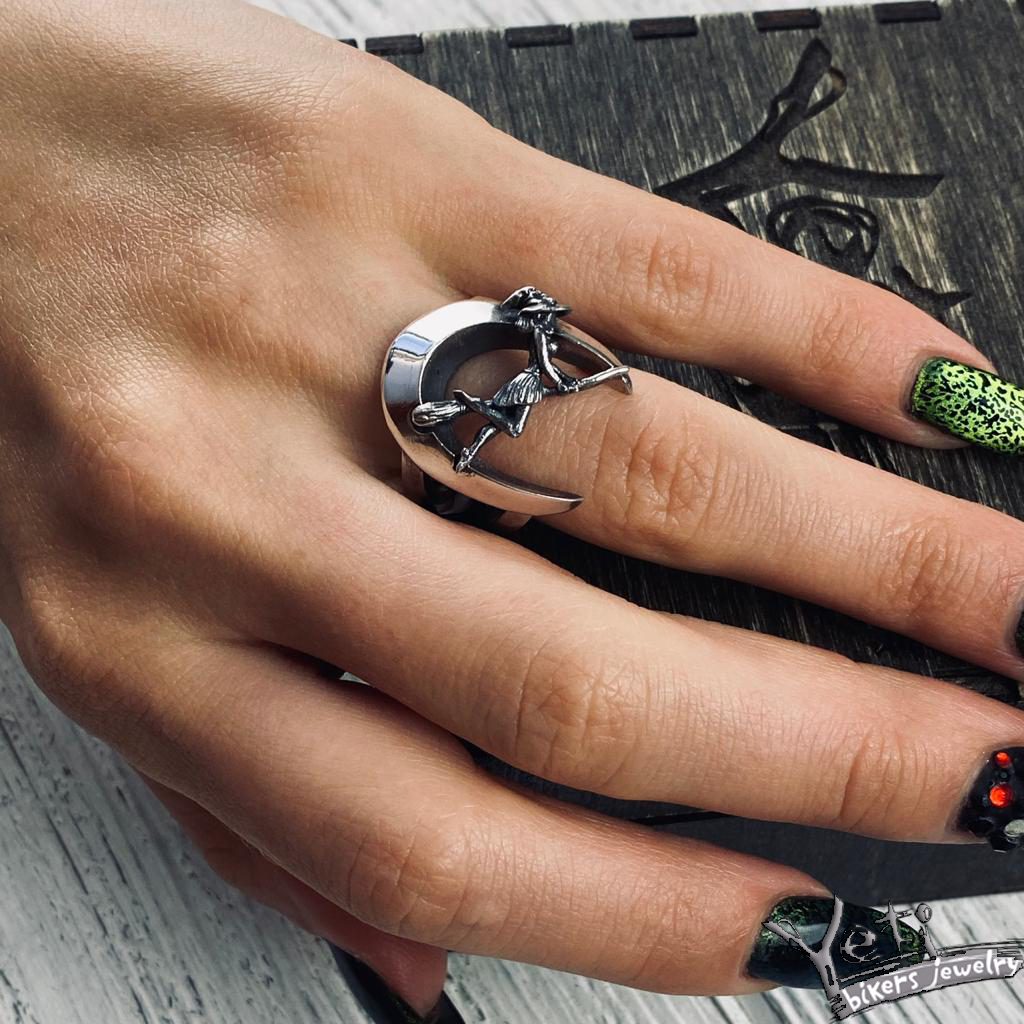 

Серебряное женское кольцо "Witch"