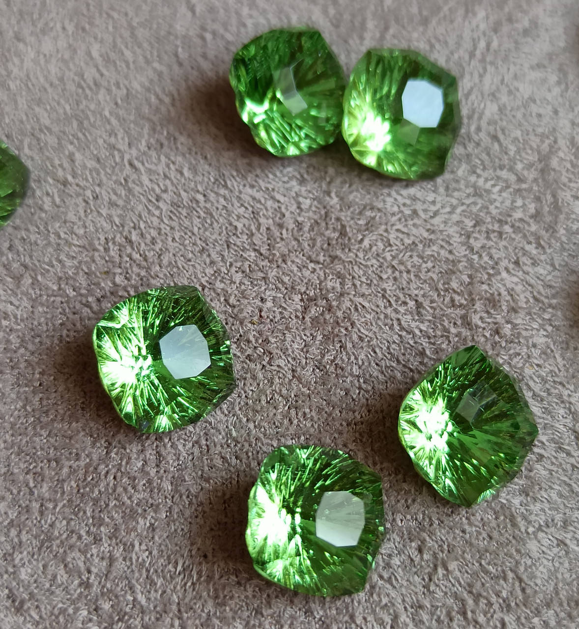 

Кушон, 10 мм, Peridot, k9