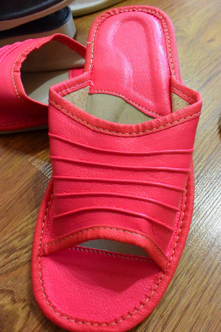 

Тапочки жіночі шкіряні.