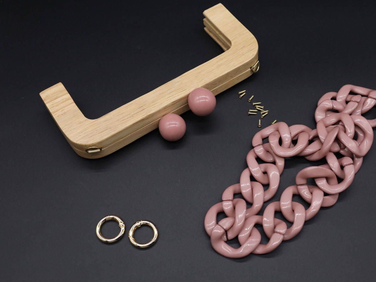 

Деревянный фермуар. Цвет светлое дерево. 20см