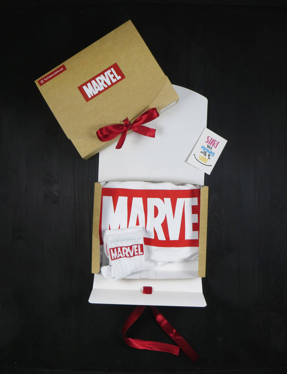 

Подарочный набор мужской. Футболка белая с принтом "Marvel", носки с принтом "Marvel" M