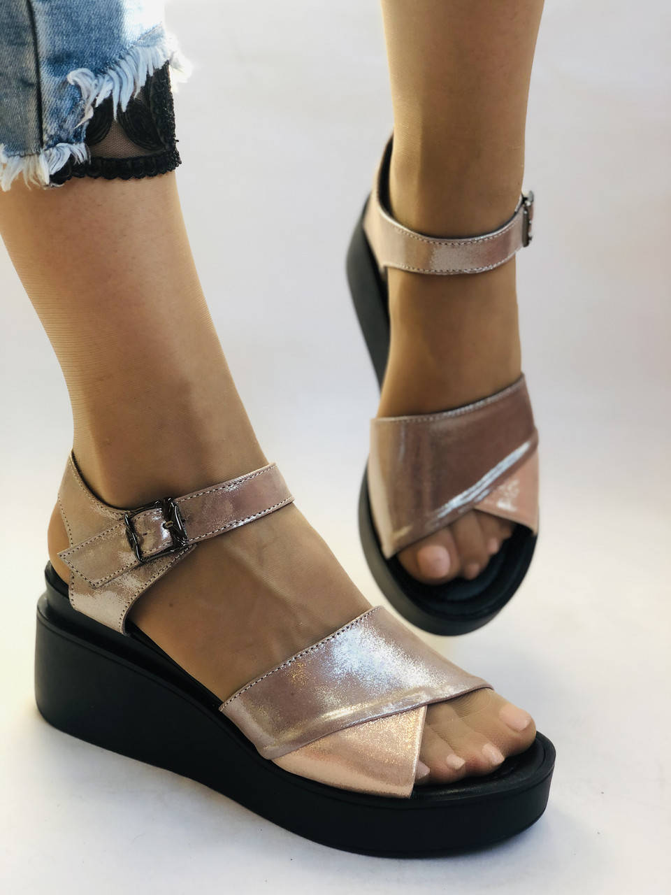 

Модные босоножки на средней танкетке. Натуральная кожа. Турция. Размеры 38.39, 40