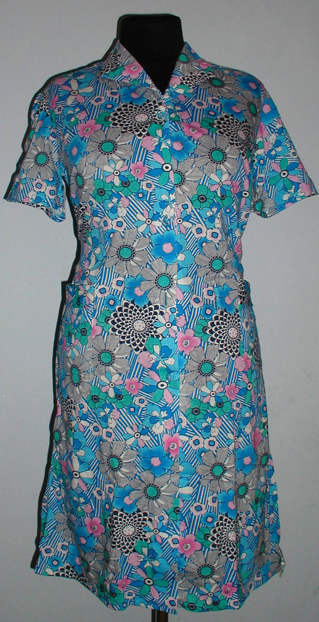 

Халат средний прямой на пуговицах