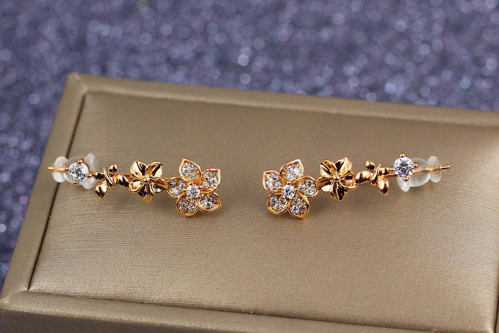

Серьги каффы Xuping Jewelry три цветочка 2,3 см золотистые