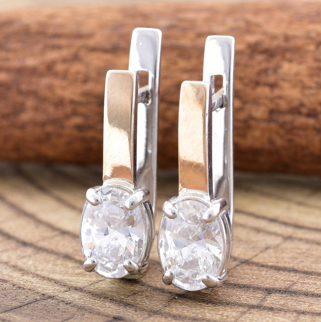 

Серебряные серьги с золотом 415БС размер 17х5 мм вставка белые фианиты вес 3.2 г