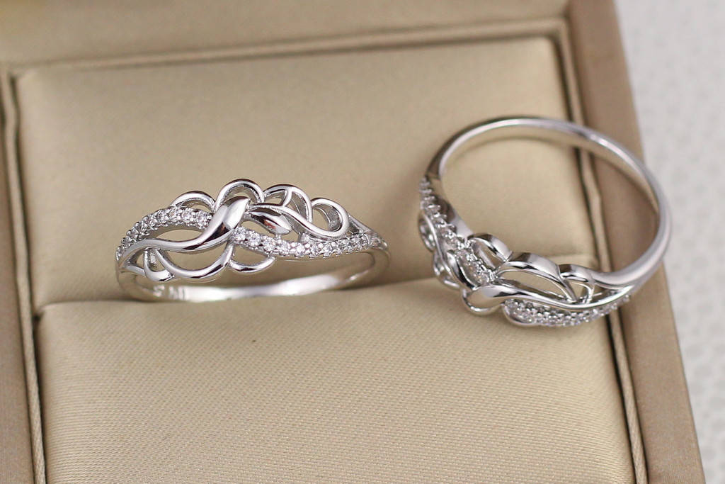 

Кольцо Xuping Jewelry резные завитки переплетает волна из камешков р 16 серебристое