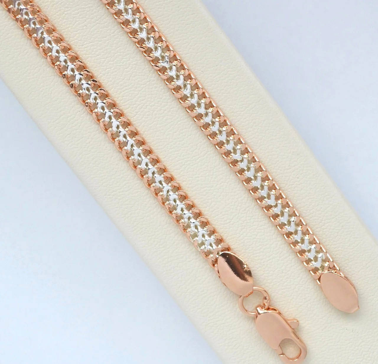 

Позолоченная цепочка 18к. плоское ажурное плетение длина 55 см. ширина 5 мм.