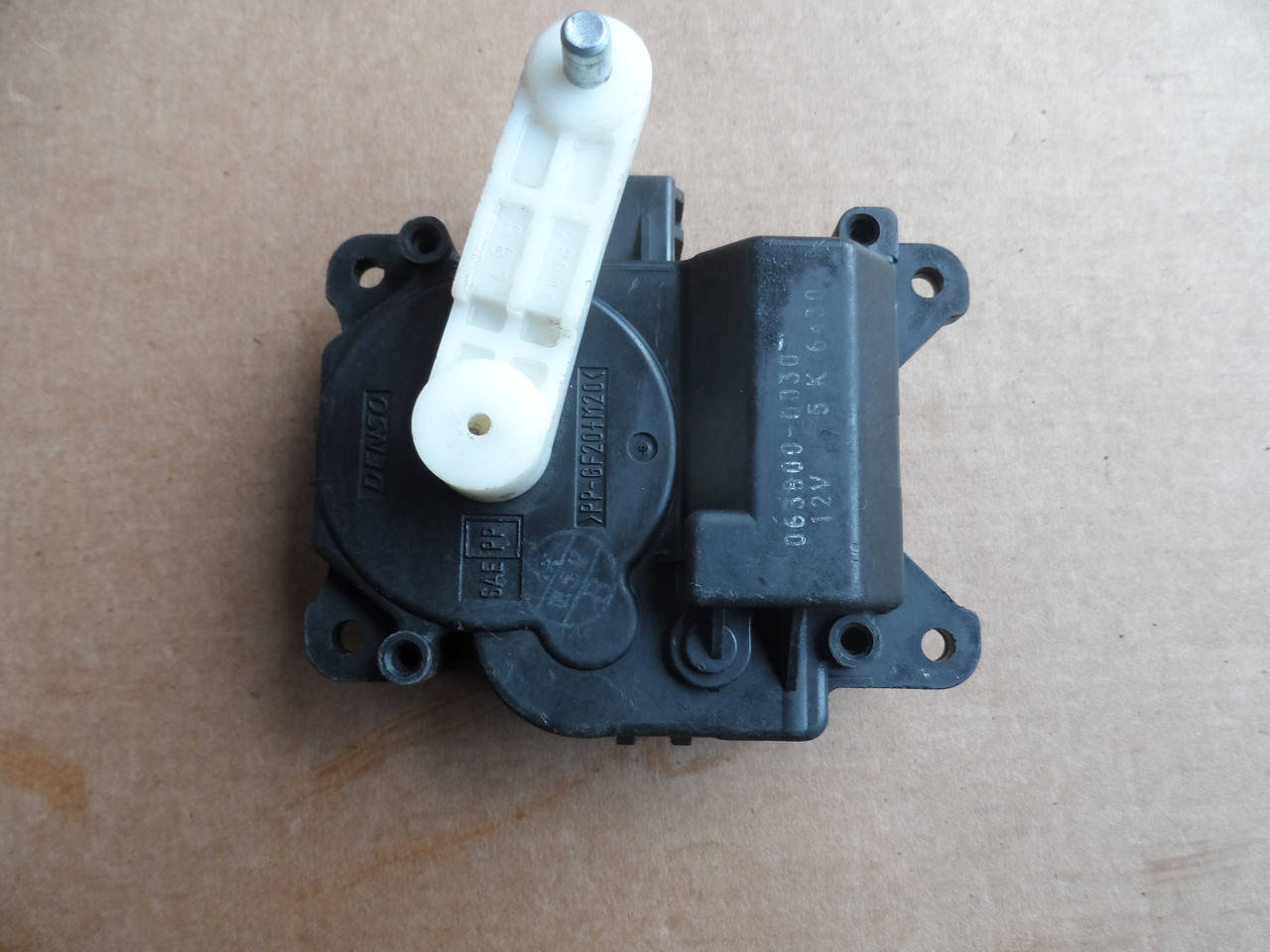 

Актуатор заслонки моторчик печки Subaru Legacy 2003-2009 0638000030