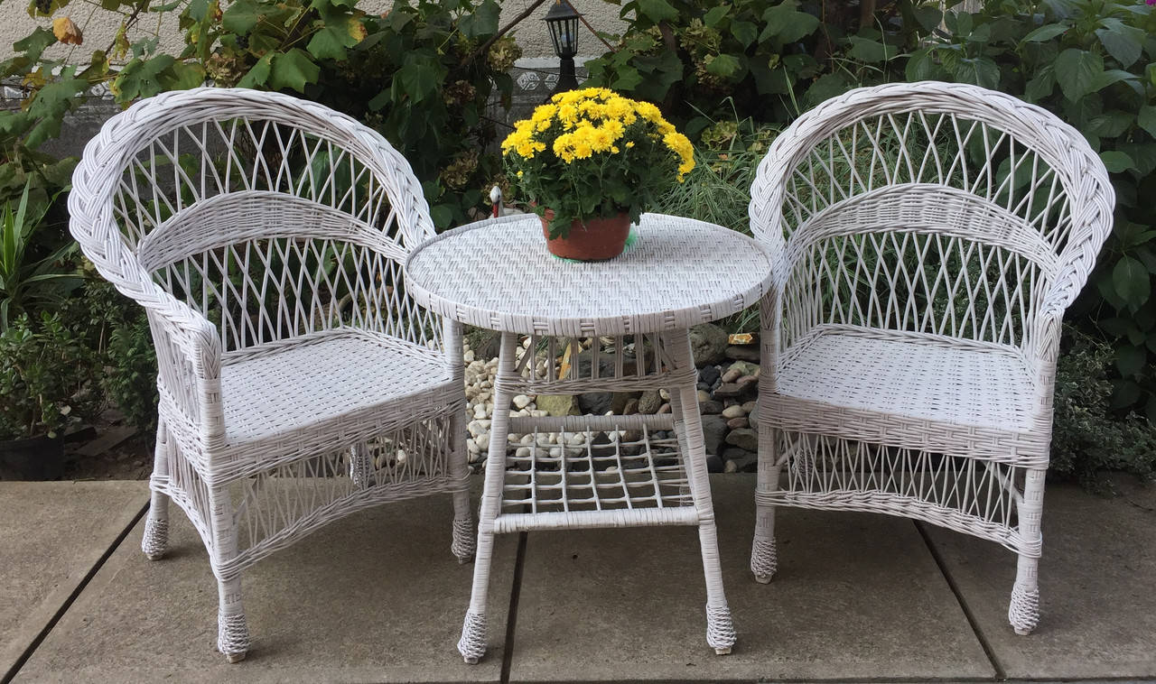 

2 кресла "Обычные" и круглый стол белые, Белый