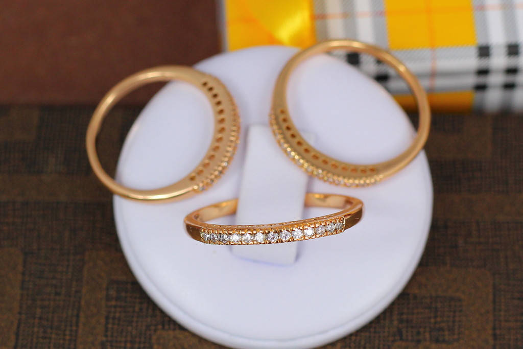 

Кольцо Xuping Jewelry гребешок тонкая дорожка из камней р 19 золотистое