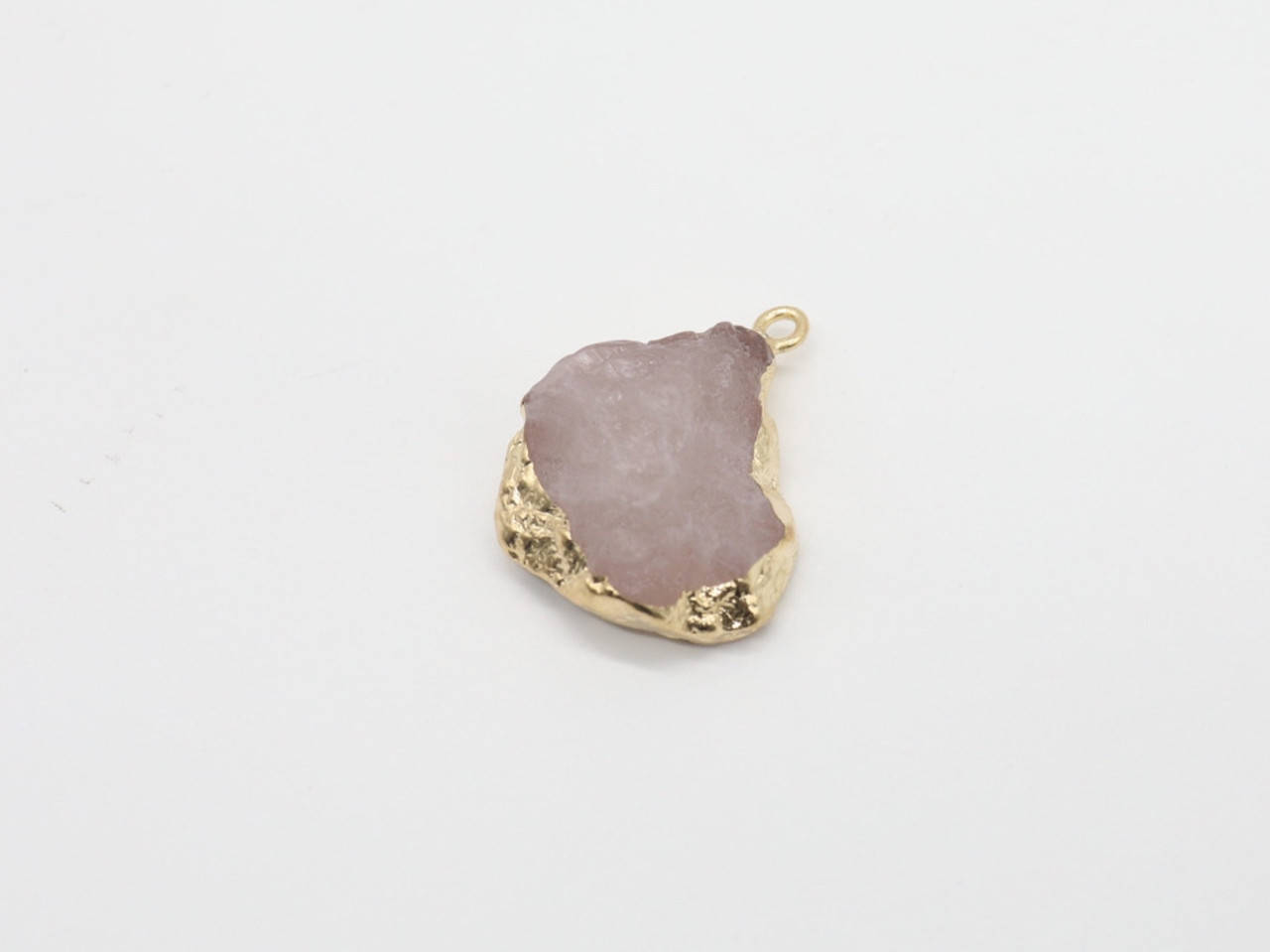 

Пластиковие подвески в металлической оправе. Цвет светло-розовый. 35х25мм