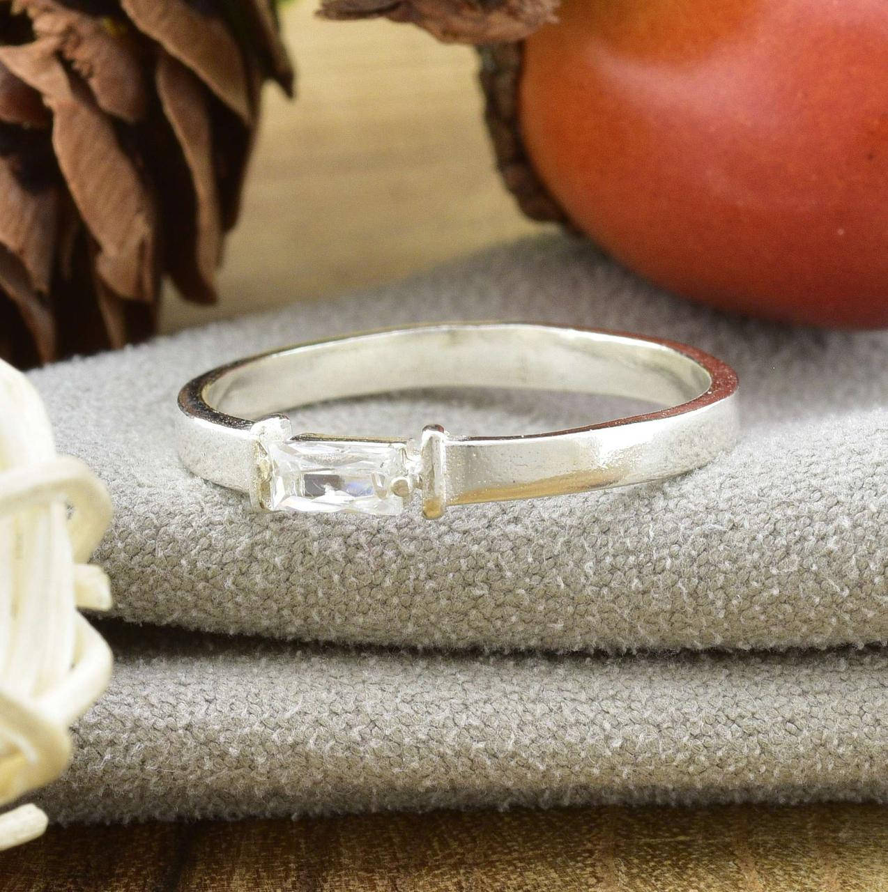 

Кольцо серебряное женское Ева белые фианиты размер 17.5