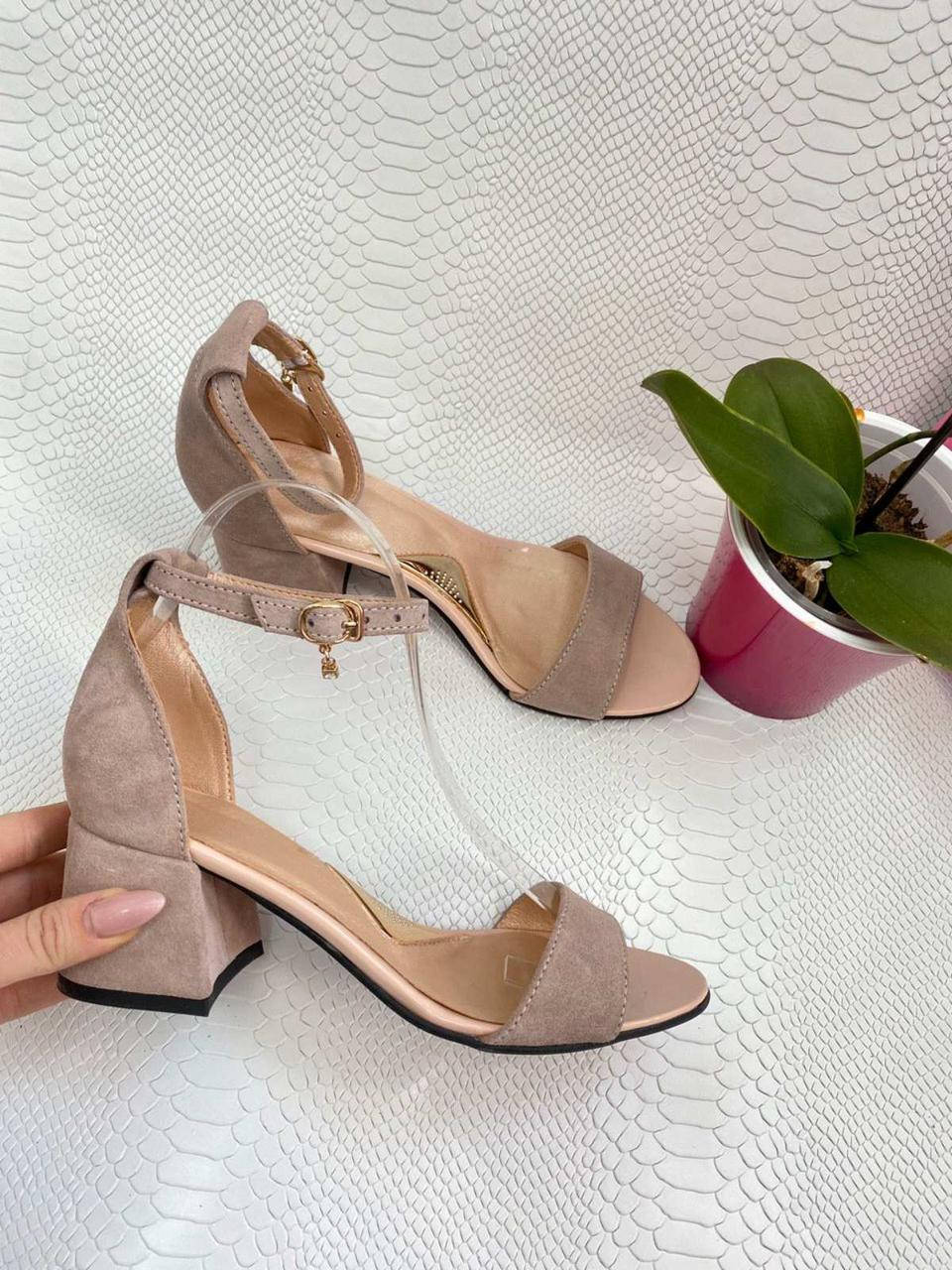 

Босоножки женские с закрытой пяткой на каблуке 6 см натуральные замшевые бежевые капучино