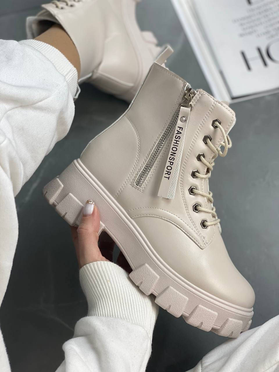 

Стильные бежевые ботинки на низком ходу демисезонные, Бежевый