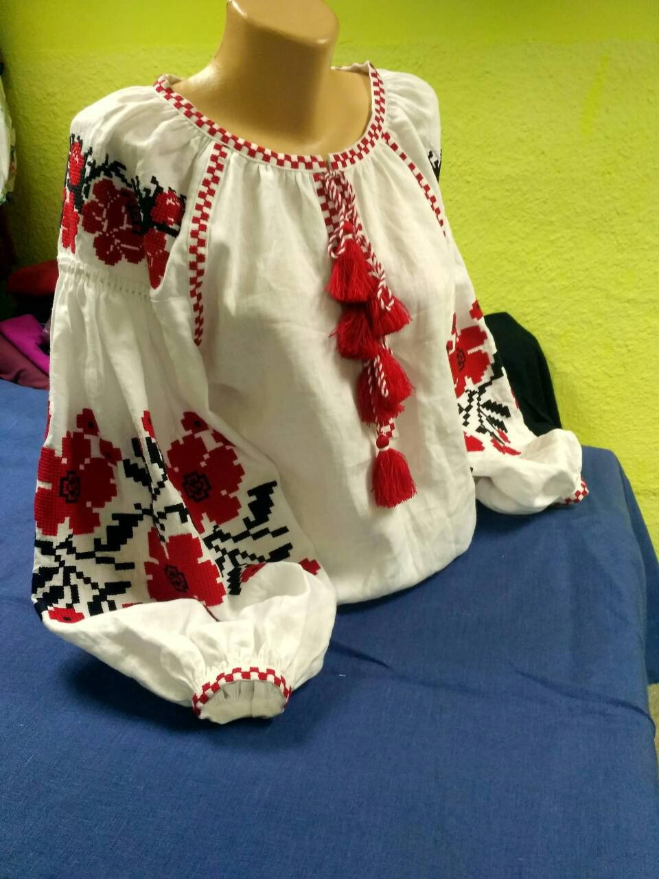 

Вишита блуза з квітами, Белый