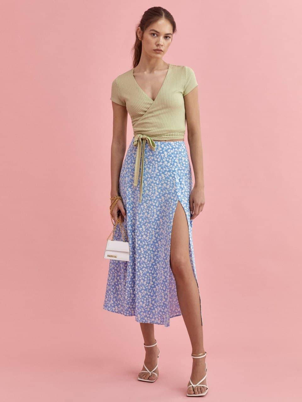 

Женская юбка миди длинная с разрезом S M L (42 44 46 48) НЕБЕСНО ГОЛУБАЯ В БЕЛЫЕ ЦВЕТЫ высокая талия с вырезом, Голубой