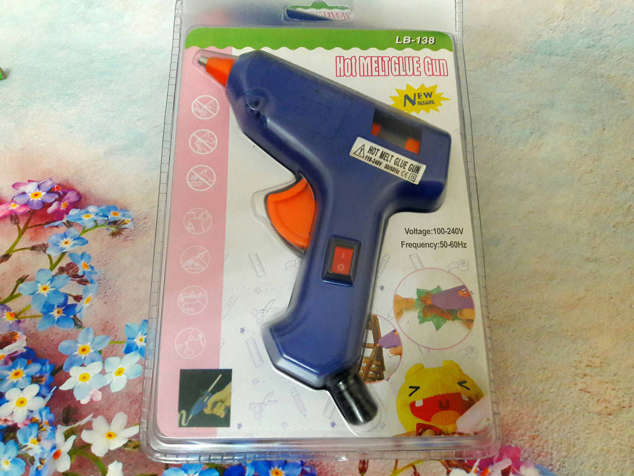 

Клеевой пистолет,для стержней 7мм+ клей силикон 5шт.