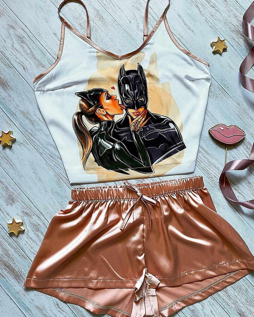 

Пижама (шорты и майка) женская шелковая с принтом Batman бежевая