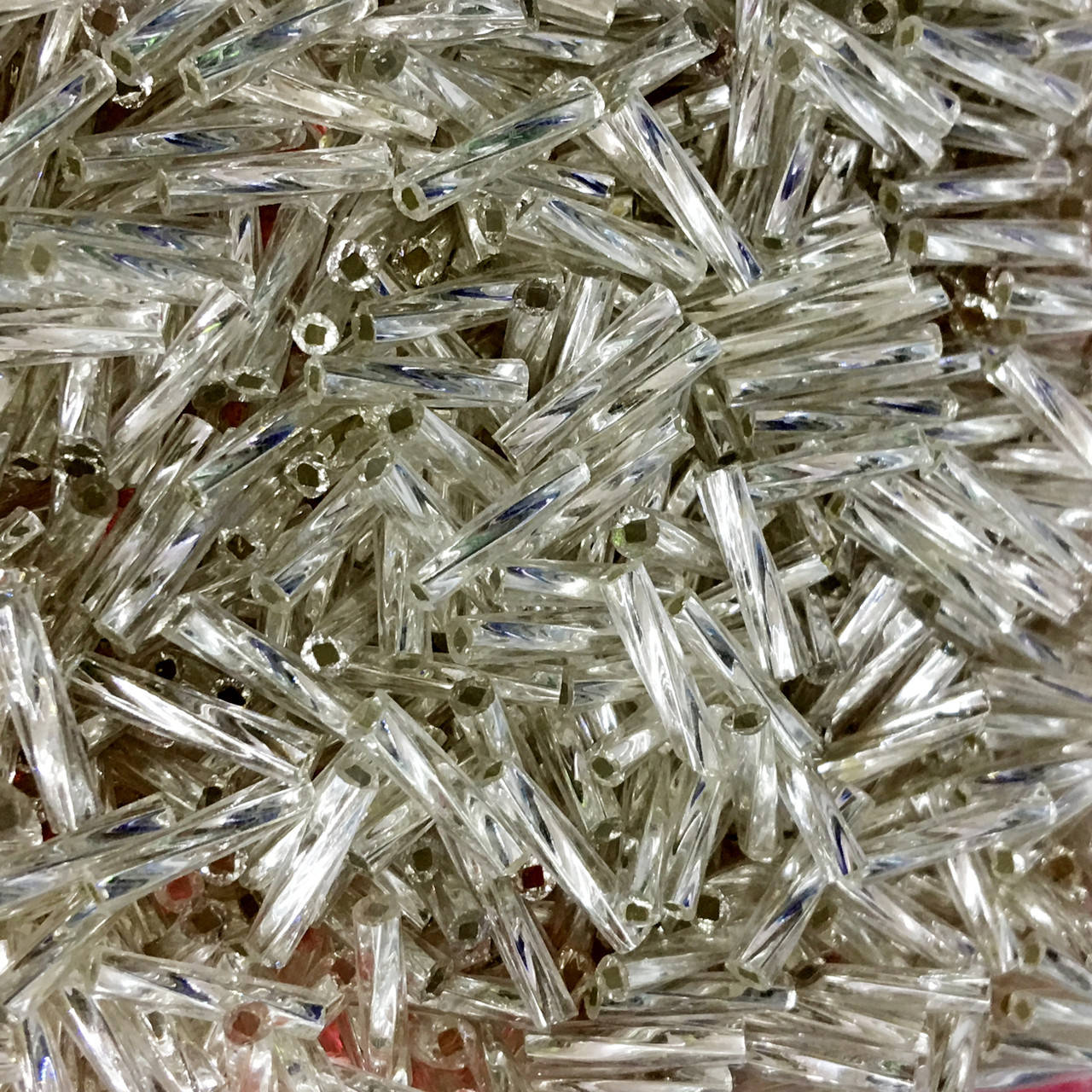 

Стеклярус витой, цвет Silver , длинна 9мм, цена за 10гр