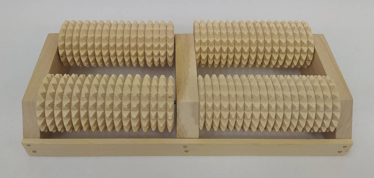 

Деревянный массажер для ног.