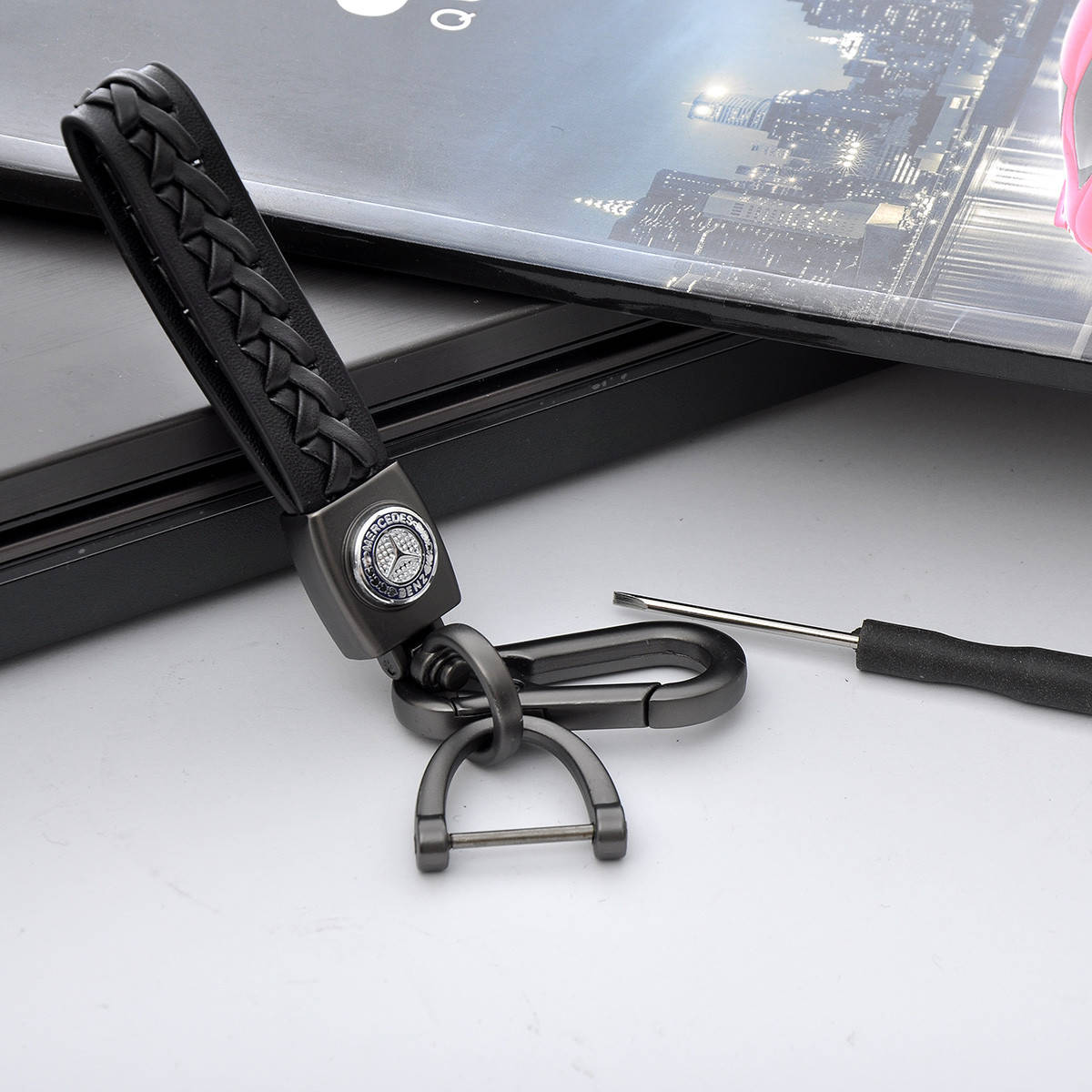 

Брелок на ключи Mercedes с Карабином (пакет+отвертка) Жгут Мерседес, Черный