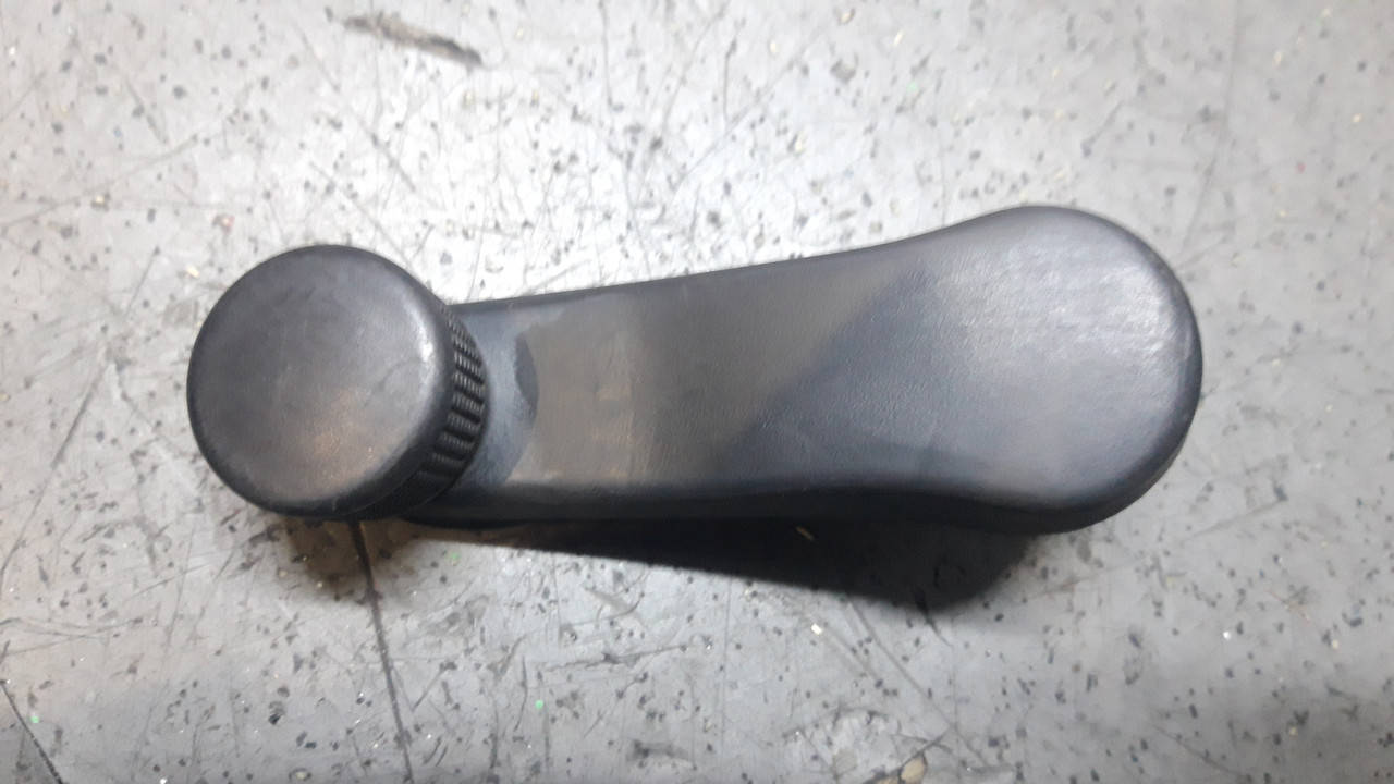 

Ручка стеклоподьемника Volkswagen Passat B4 1993-1996 года