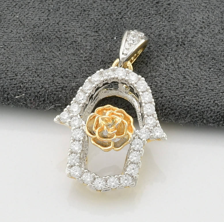 

Кулон с родированием для цепочки до 2 мм 80917 размер 24х15 мм белые фианиты вес 1.8 г позолота 18К