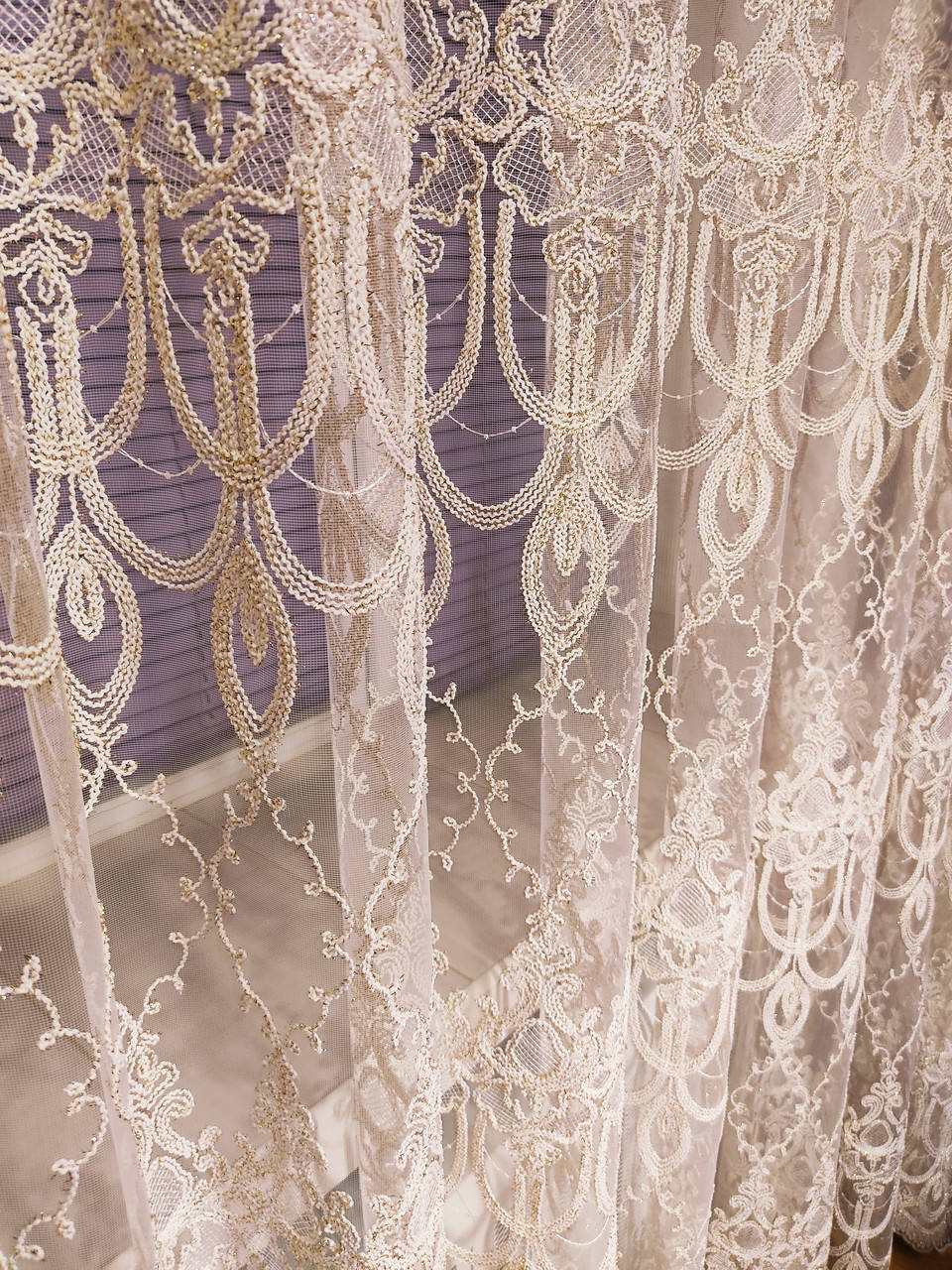 

Красивая фатиновая гардина с вышивкой шнуром (корд) и золотым люрексом, Золотистый