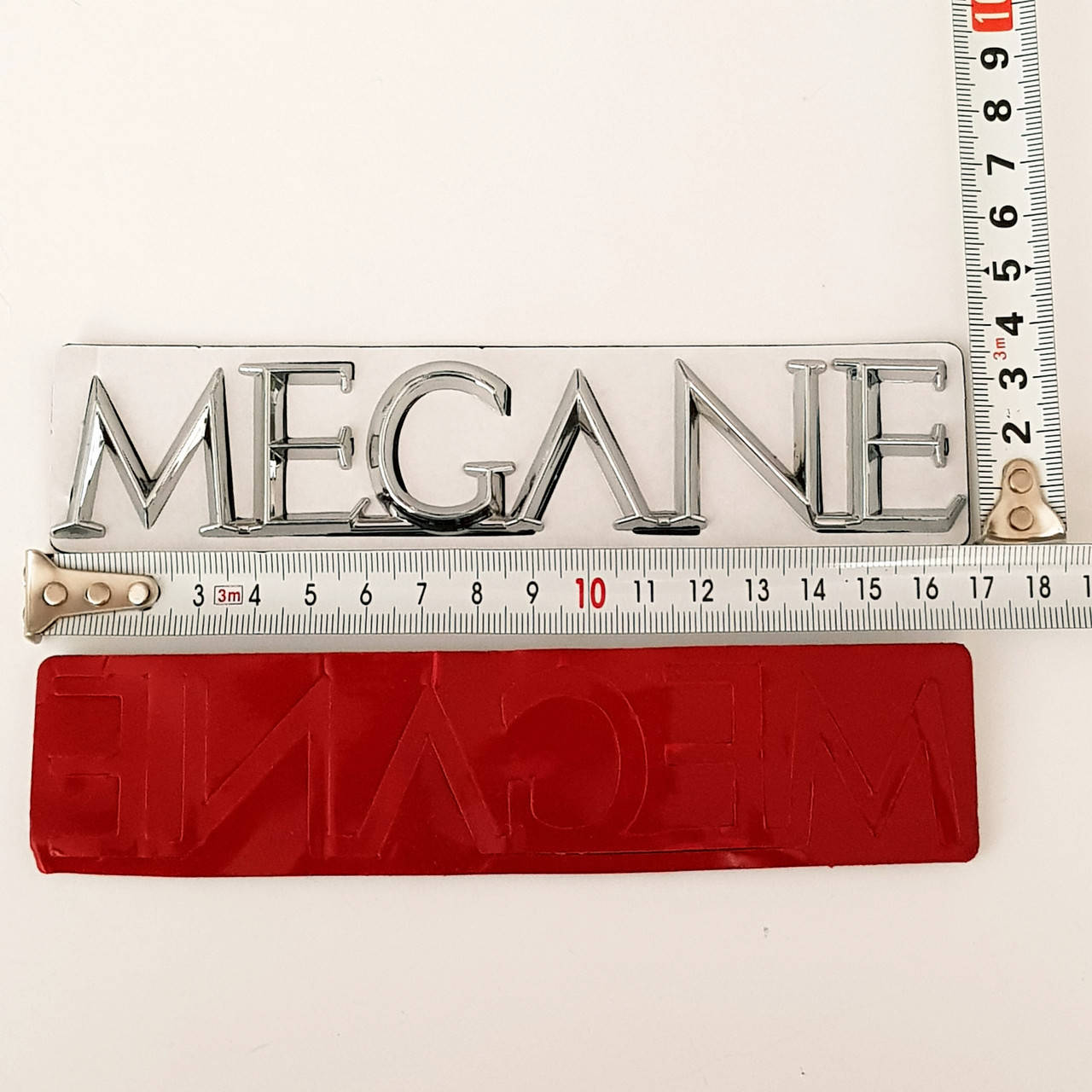 

Надпись MEGANE