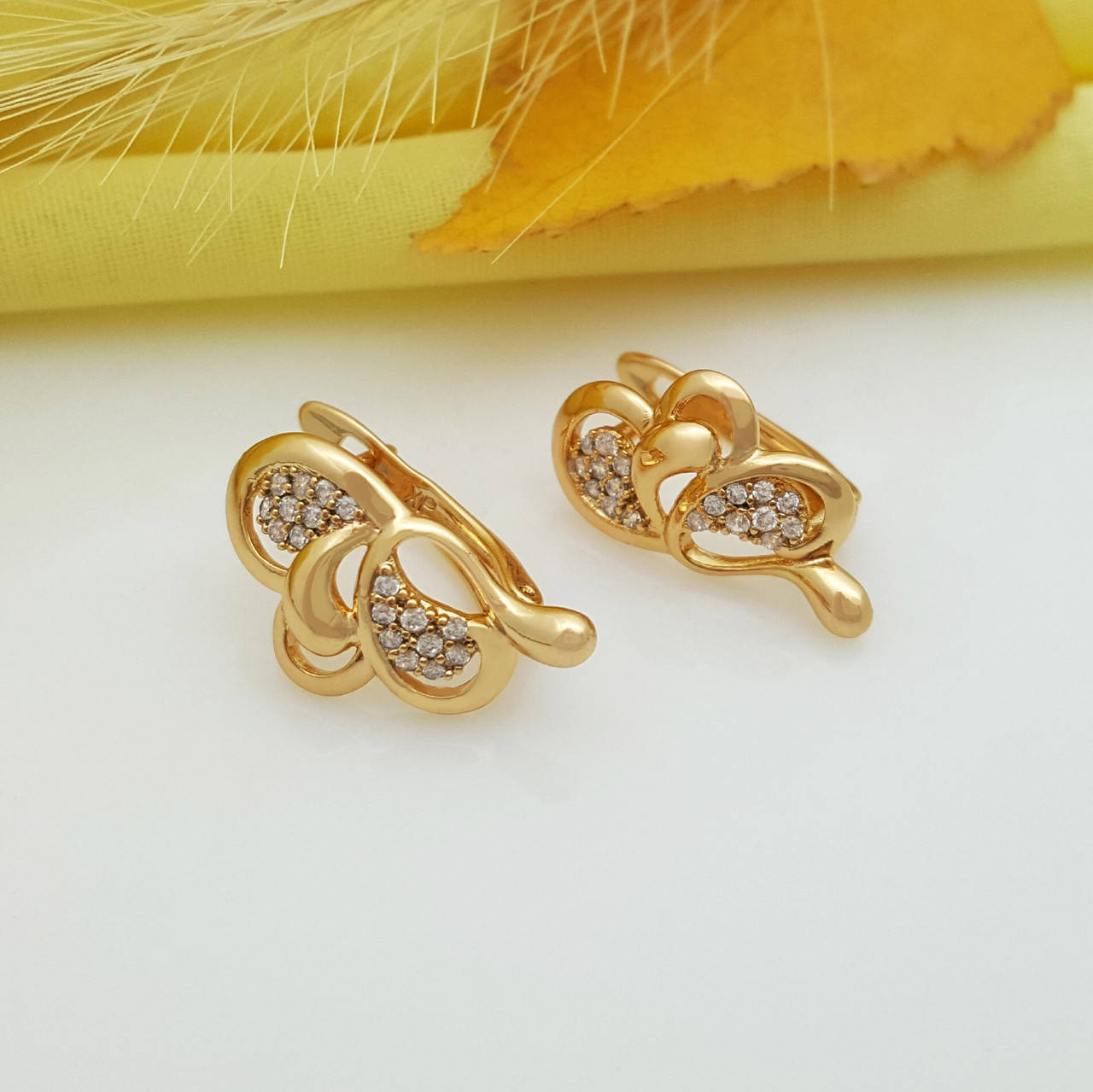 

Серьги Вензеля в россыпи камней, англ.замок, медсталь Xuping,18К
