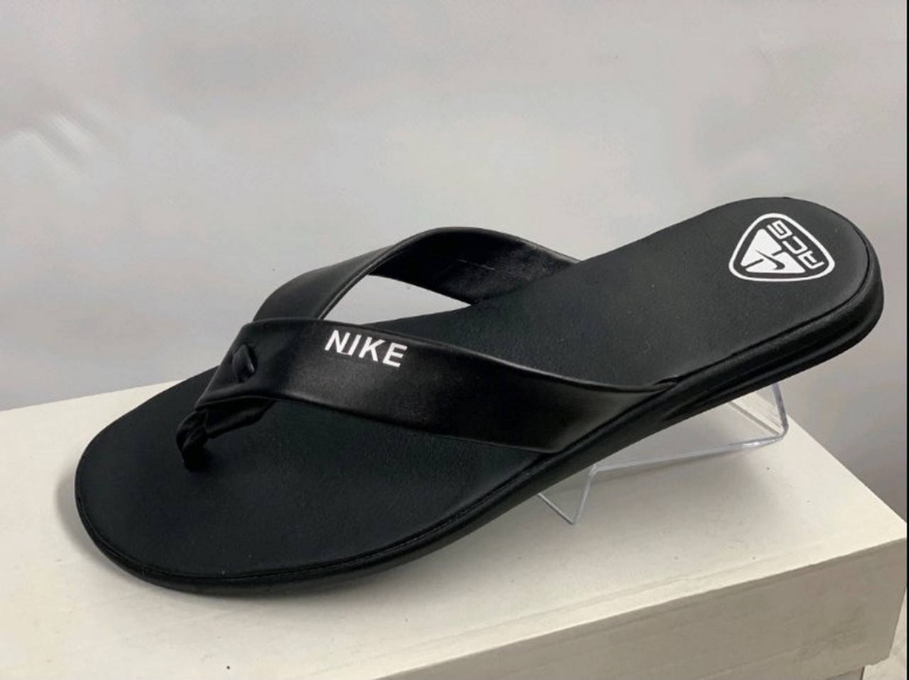

Шлепанцы Nike.вьетнамки кожаные., Черный