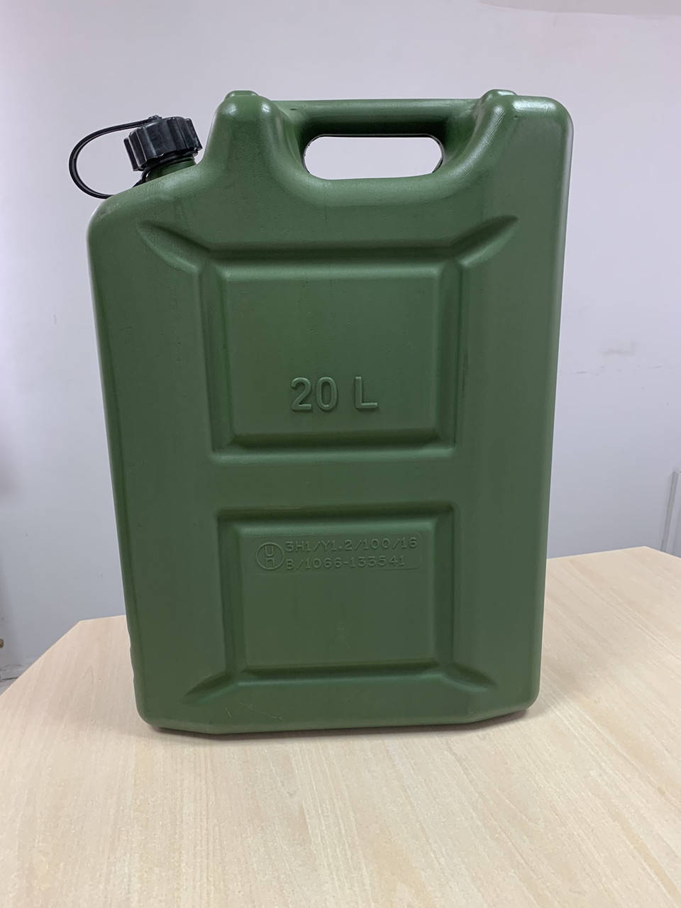 

Пластиковая канистра для топлива 20 л