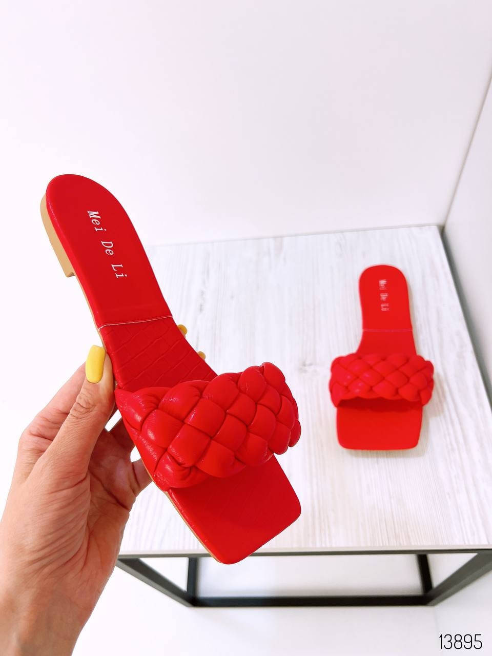 

Шлепанцы женские красные яркие квадратный носок эко кожа