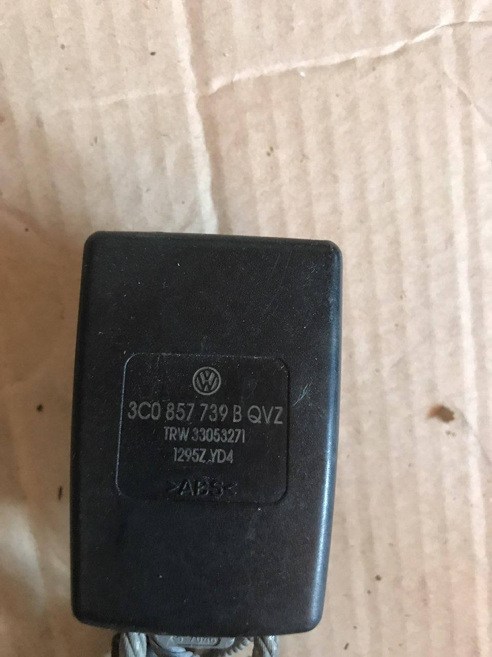 

Замок ремня безопасности задний 3C0 857 739 B VW Passat B6 2005-2010 3C2 запчасти б\у