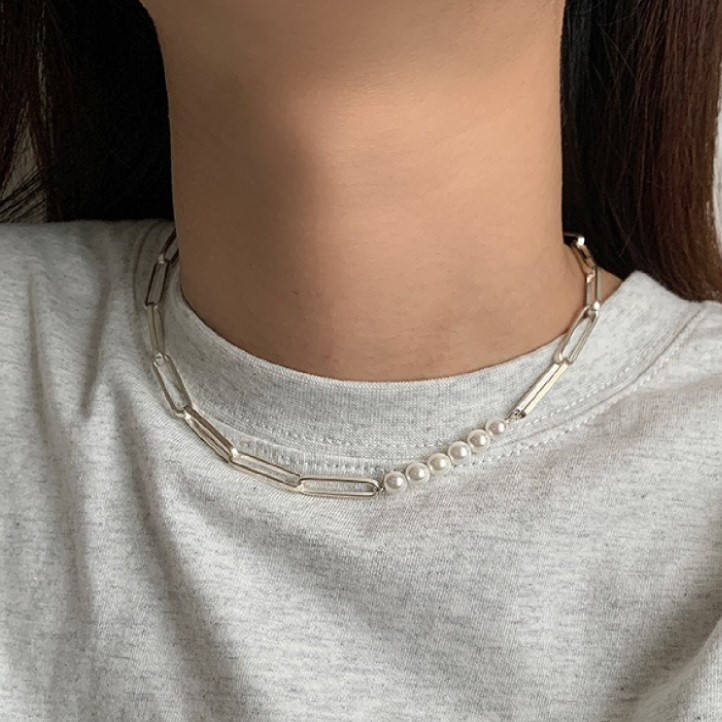 

Нежная цепочка чокер с жемчугом и цепью скрепка серебристого цвета