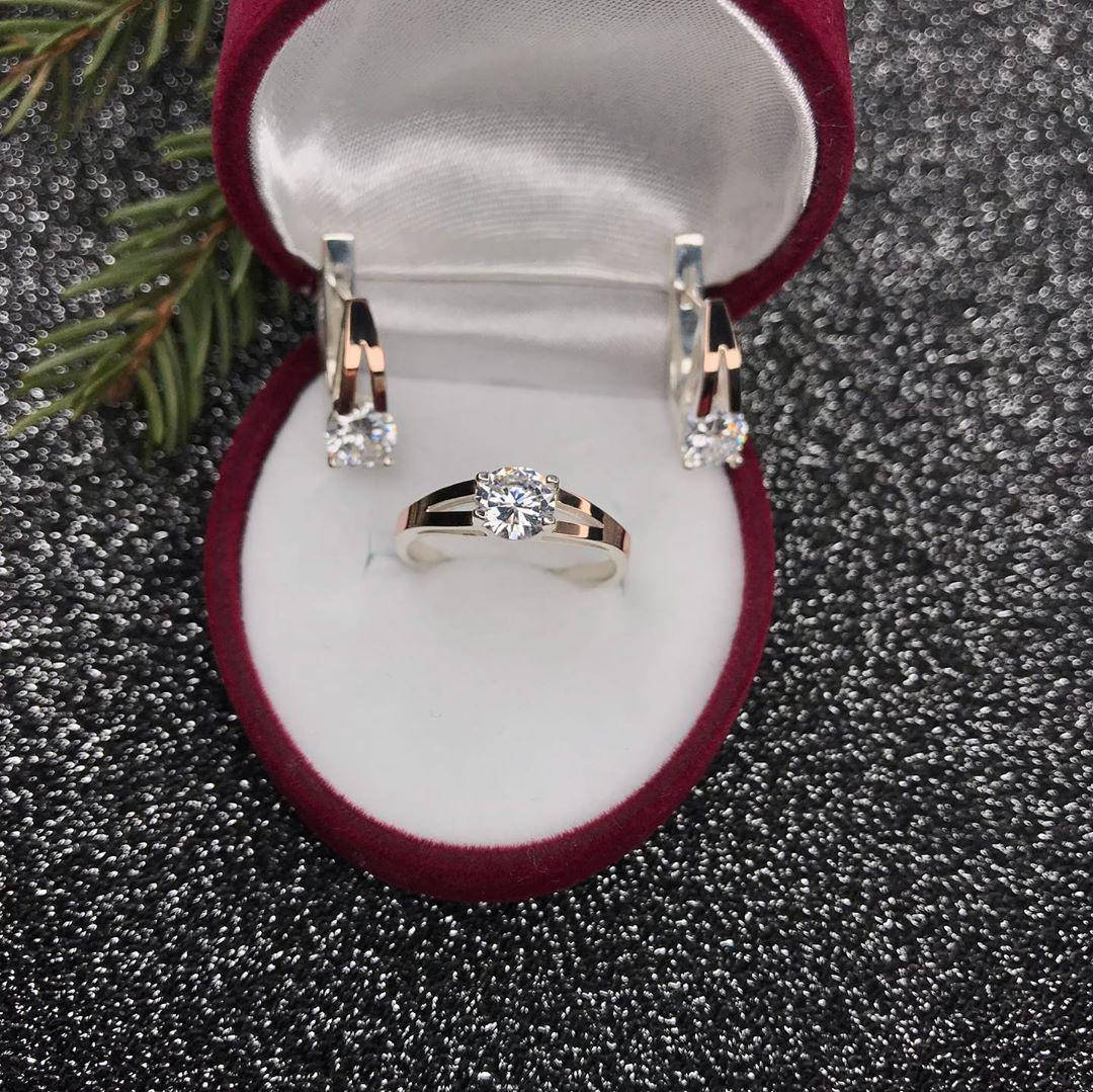 

Комплект ювелирный из серебра и золота 375 пробы,инкрустирован белыми фианитами размером 5*5 мм.