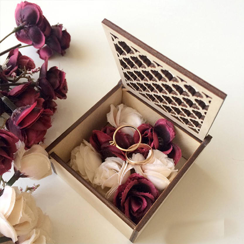 

Шкатулка для колец с ажурной крышкой 80х80х40мм