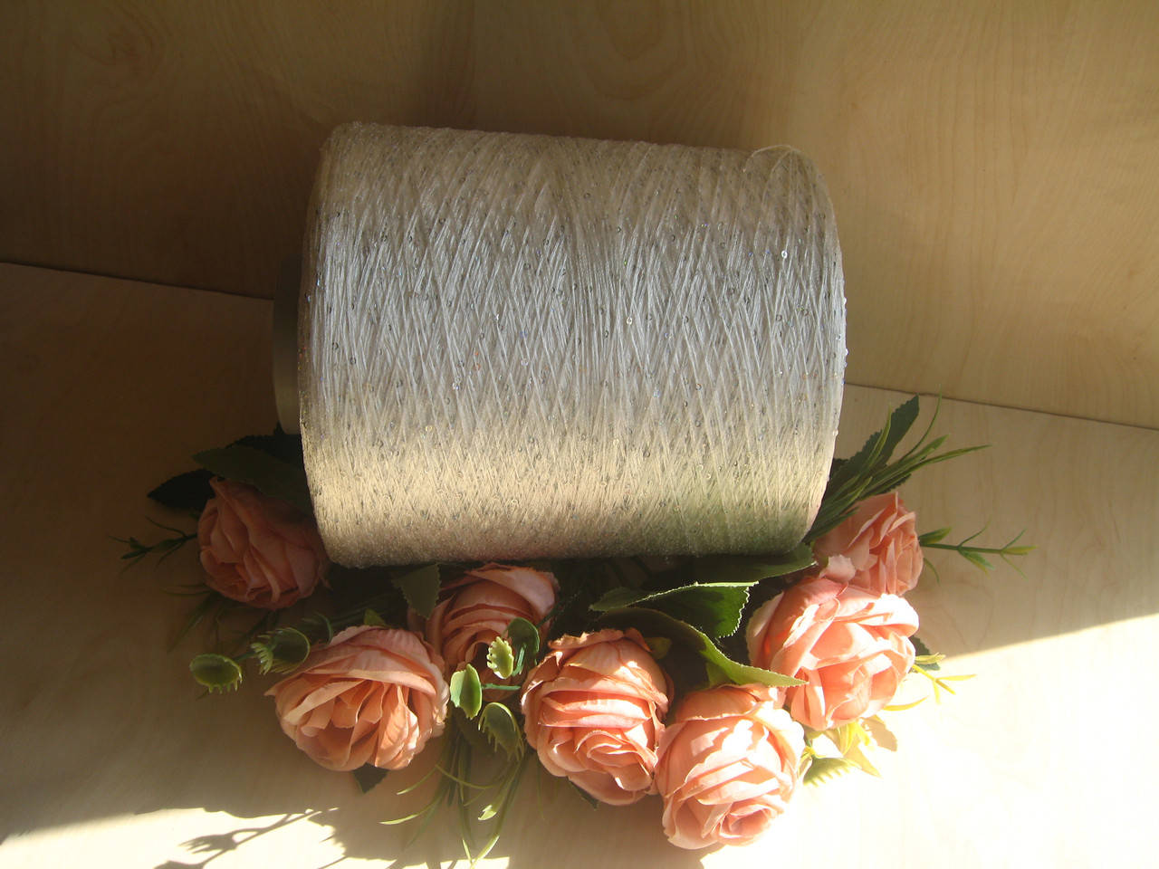 

Итальянская бобинная пряжа Пайетка 100% РА 850м / 100гр Белая с радужными пайетками 193 гр, Белый