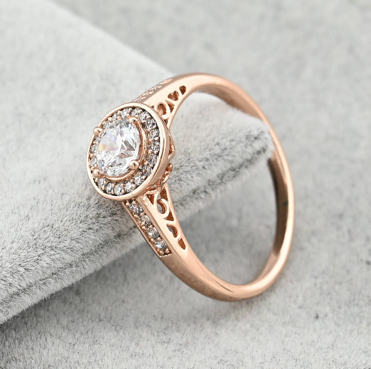 

Кольцо Искусство Неаполя 36200 ширина 9 мм белые фианиты позолота РО размер 20