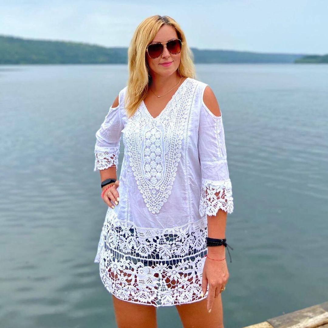 

Красивая блузка с кружевом.